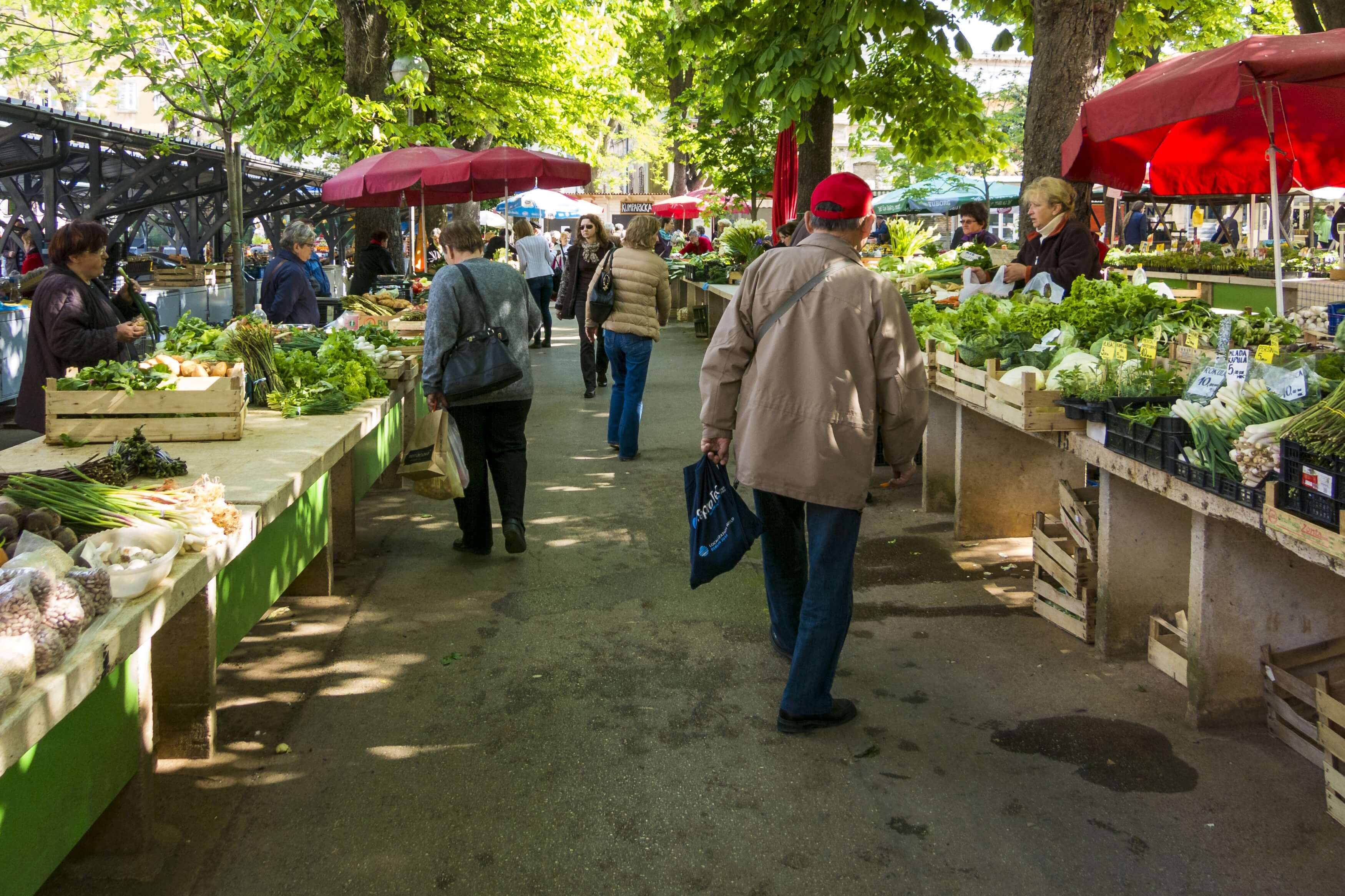 Personen auf einem Gemüsemarkt im freien